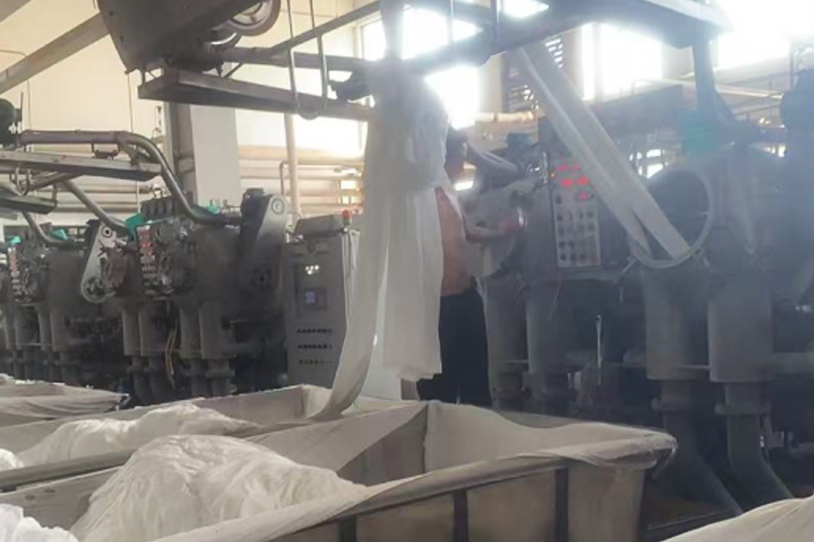 Het verven van fabrieksproductie-grijze doek in de cilinder